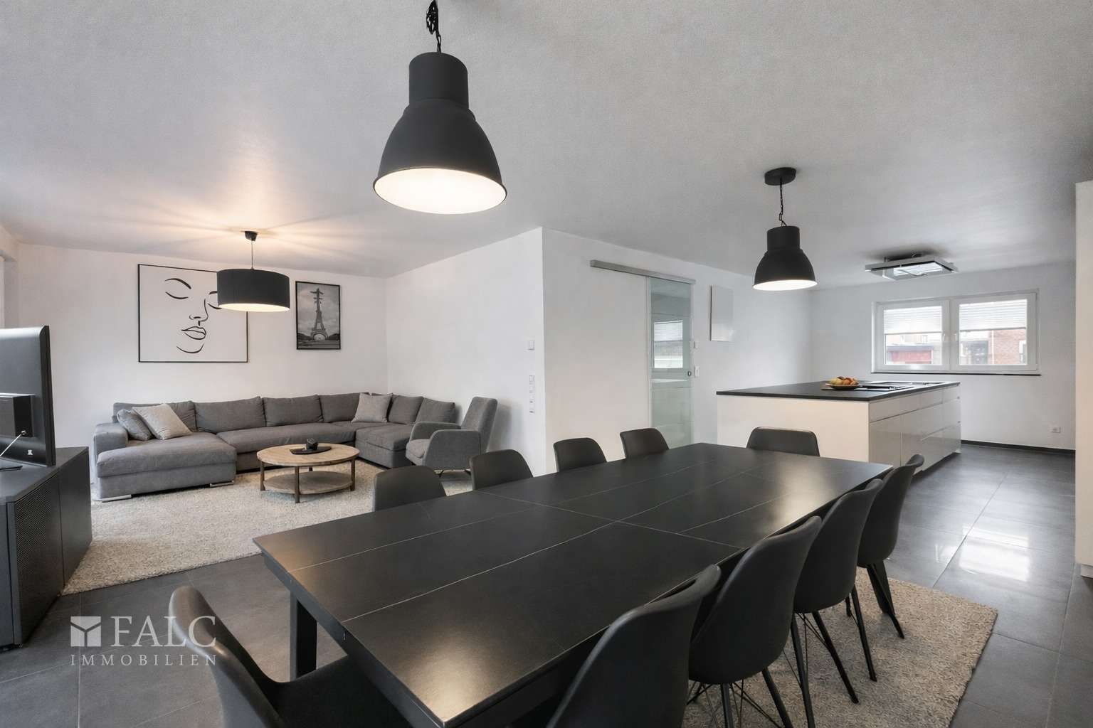 Offener Wohn- und Essbereich mit Designküche